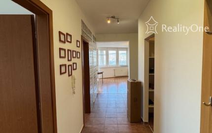 Veľký 2-izbový byt na Nejedlého ul. v Dúbravke