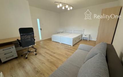 BEZ PROVÍZIE: 2-izb. byt na Svetlej na hradnom kopci