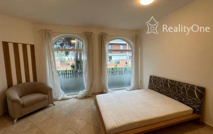 Väčšia izba na Mostnej v BA II