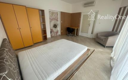 Väčšia izba na Mostnej v BA II