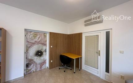 Väčšia izba na Mostnej v BA II