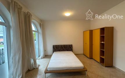 Väčšia izba na Mostnej v BA II