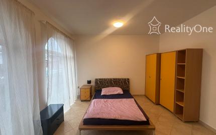 Väčšia izba na Mostnej v BA II