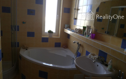 Veľký 2-izbový byt na Nejedlého ul. v Dúbravke