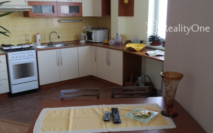 Veľký 2-izbový byt na Nejedlého ul. v Dúbravke