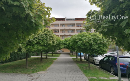 Veľký 2-izbový byt na Nejedlého ul. v Dúbravke