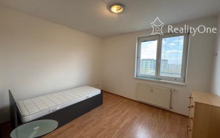 Veľký 2-izbový byt na Nejedlého ul. v Dúbravke