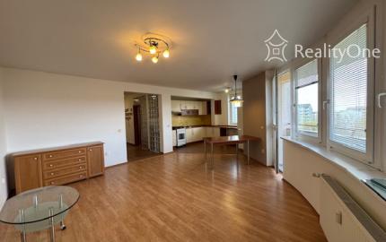 Veľký 2-izbový byt na Nejedlého ul. v Dúbravke