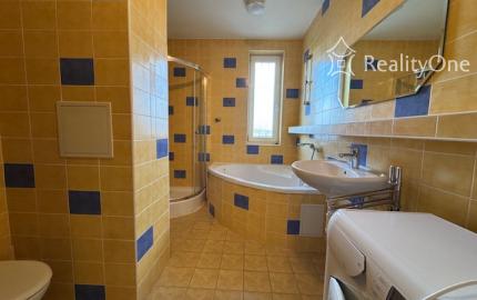 Veľký 2-izbový byt na Nejedlého ul. v Dúbravke