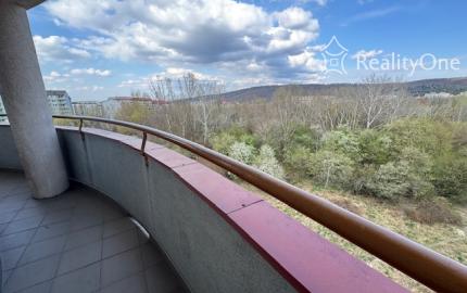 Veľký 2-izbový byt na Nejedlého ul. v Dúbravke