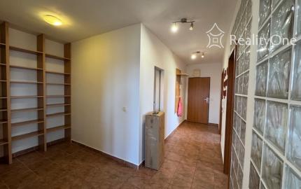 Veľký 2-izbový byt na Nejedlého ul. v Dúbravke