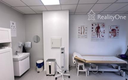 Ambulancia/ochodný priestor v centre Senca