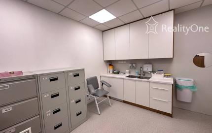 Ambulancia/ochodný priestor v centre Senca