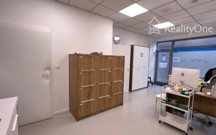 Ambulancia/ochodný priestor v centre Senca