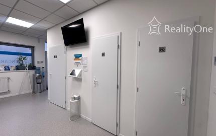 Ambulancia/ochodný priestor v centre Senca