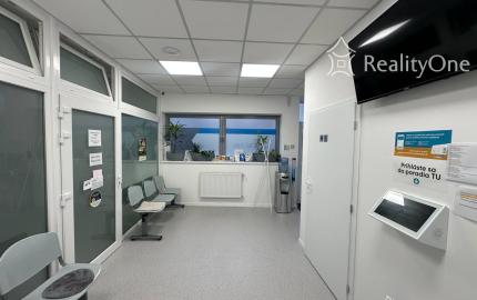 Ambulancia/ochodný priestor v centre Senca