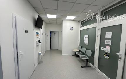 Ambulancia/ochodný priestor v centre Senca