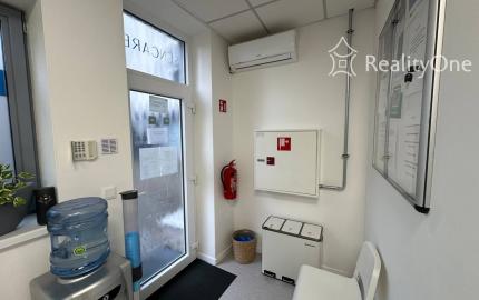 Ambulancia/ochodný priestor v centre Senca