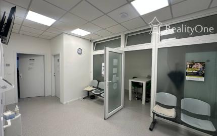 Ambulancia/ochodný priestor v centre Senca