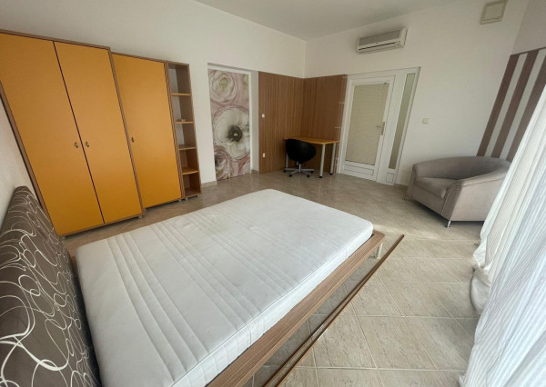 Väčšia izba na Mostnej v BA II