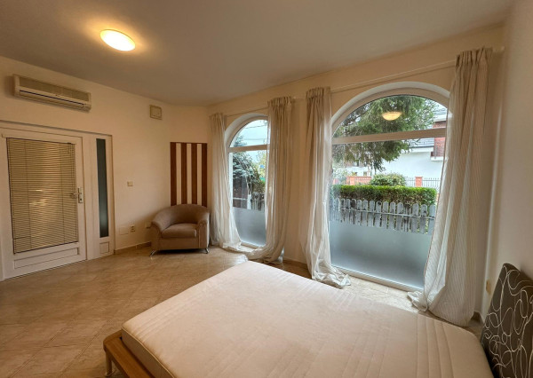 Väčšia izba na Mostnej v BA II