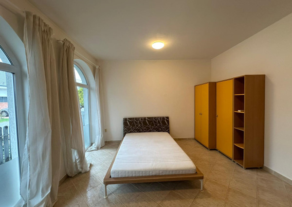 Väčšia izba na Mostnej v BA II