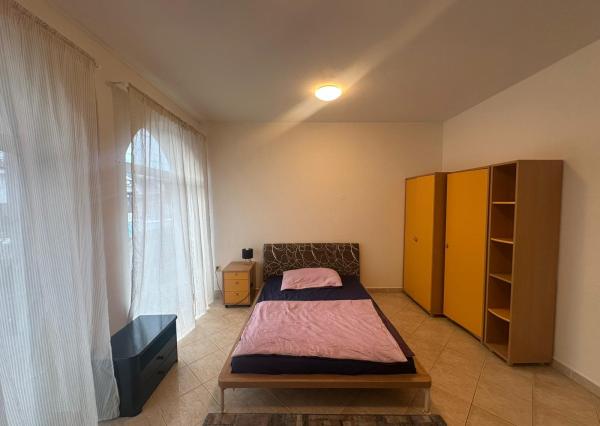 Väčšia izba na Mostnej v BA II