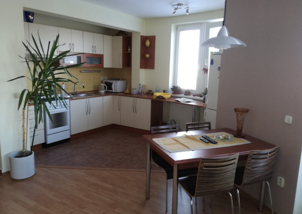 Veľký 2-izbový byt na Nejedlého ul. v Dúbravke