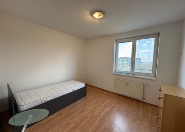 Veľký 2-izbový byt na Nejedlého ul. v Dúbravke