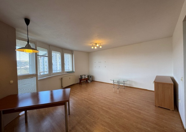 Veľký 2-izbový byt na Nejedlého ul. v Dúbravke