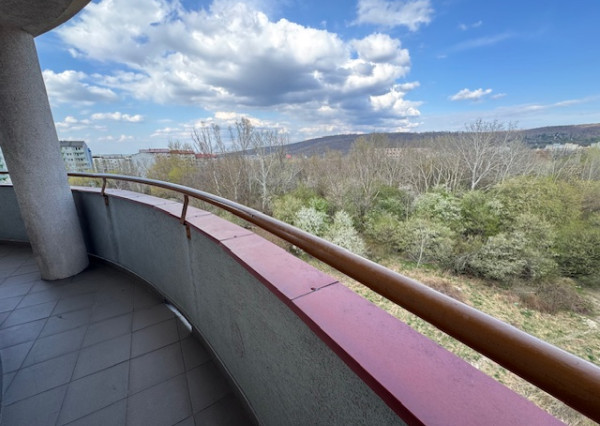 Veľký 2-izbový byt na Nejedlého ul. v Dúbravke