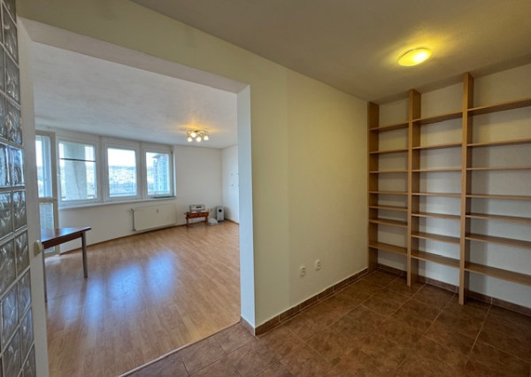 Veľký 2-izbový byt na Nejedlého ul. v Dúbravke