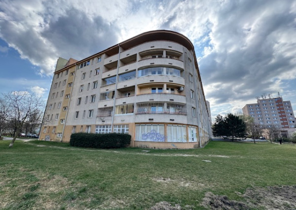 Veľký 2-izbový byt na Nejedlého ul. v Dúbravke