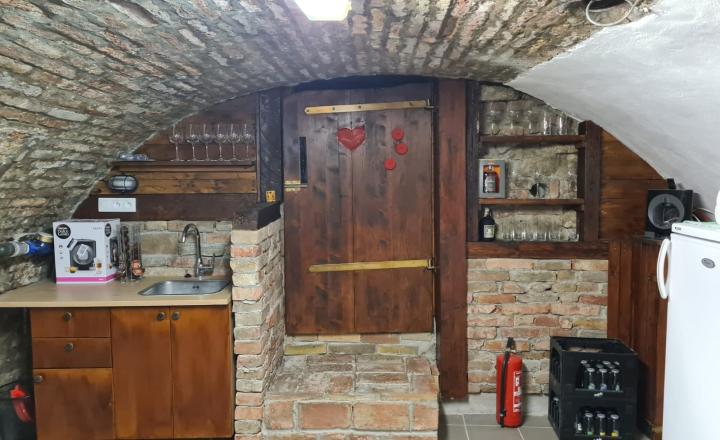 Klenbová pivnica s možnosťou bývania na Dunajskej - fotografia 3