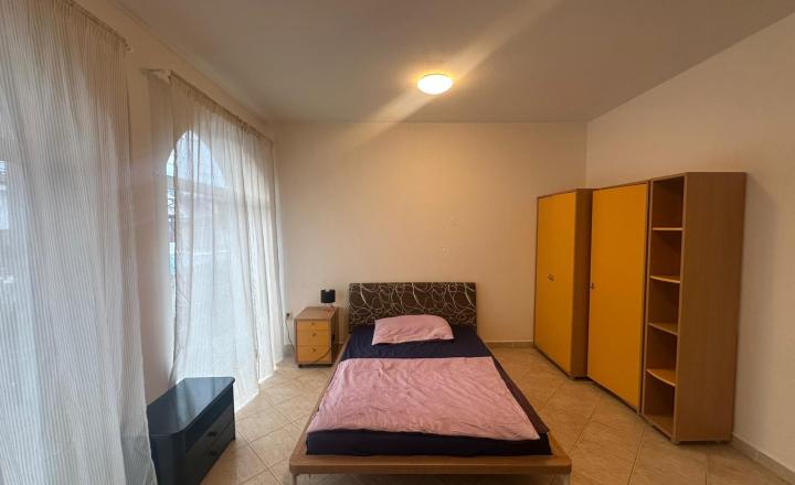 Väčšia izba na Mostnej v BA II - fotografia 8