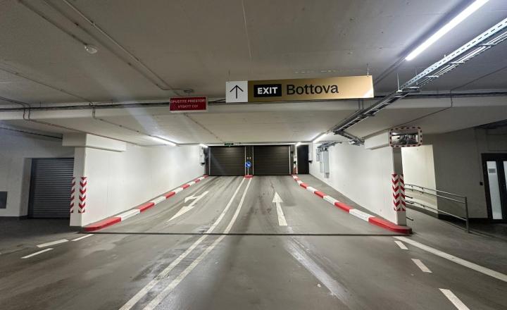 Parking v SKY PARK TOWER - fotografia 1