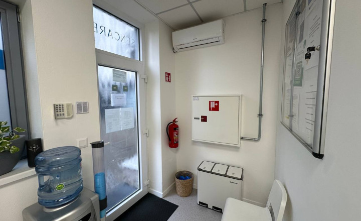 Ambulancia/ochodný priestor v centre Senca - fotografia 14