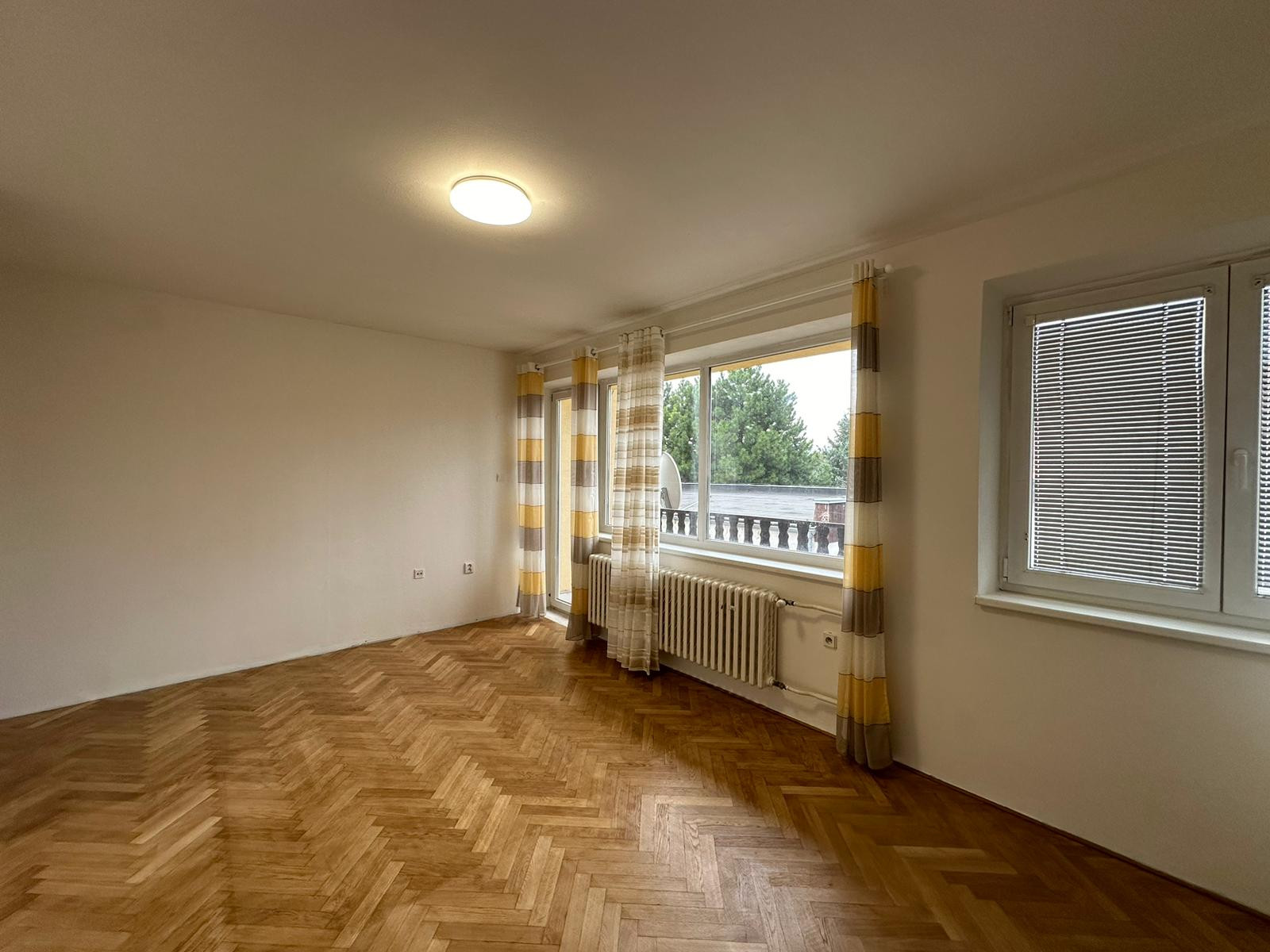 Zariadená izba iba  pre muža s balkónom vo Vrakuni