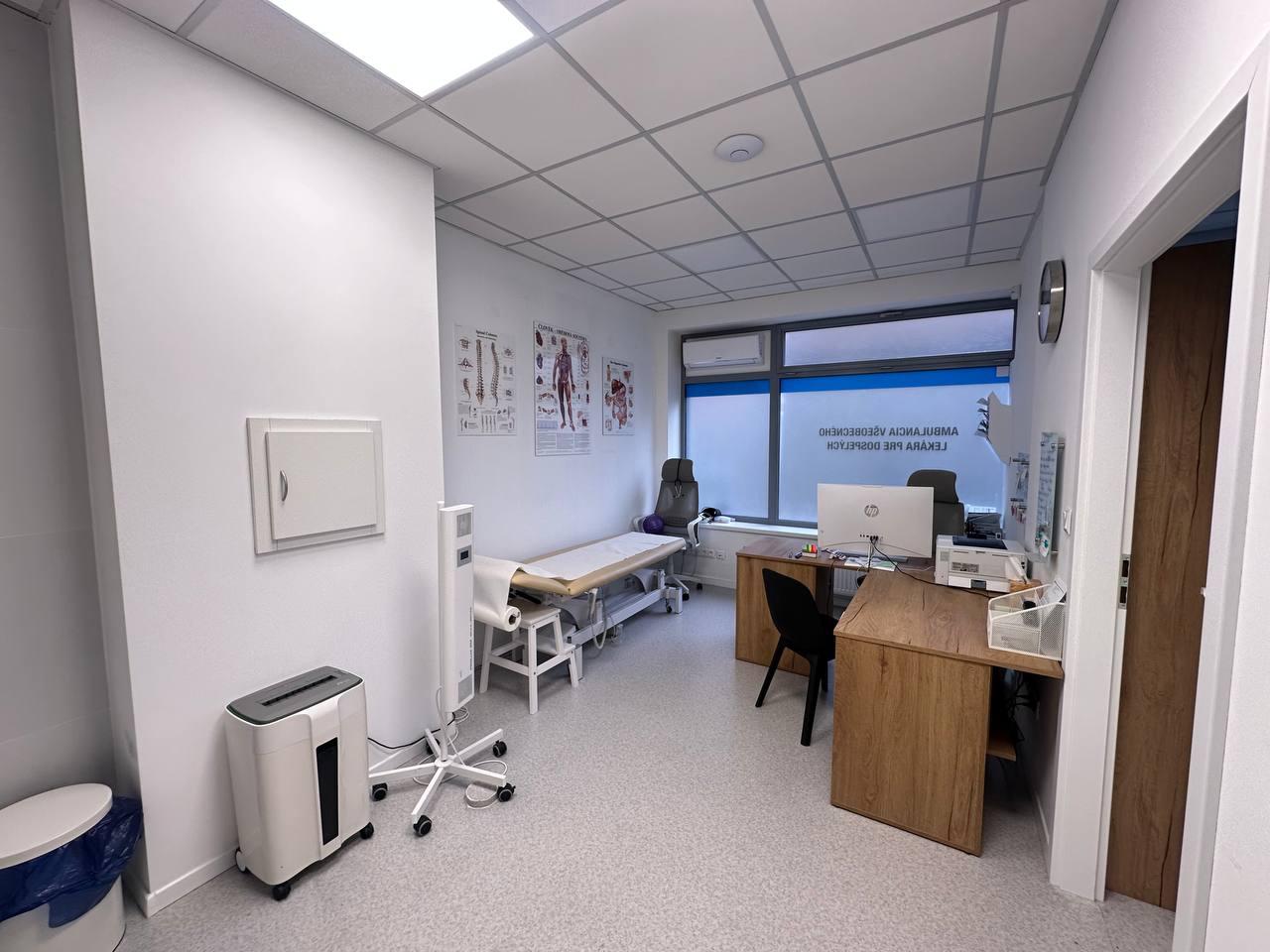 Ambulancia/ochodný priestor v centre Senca
